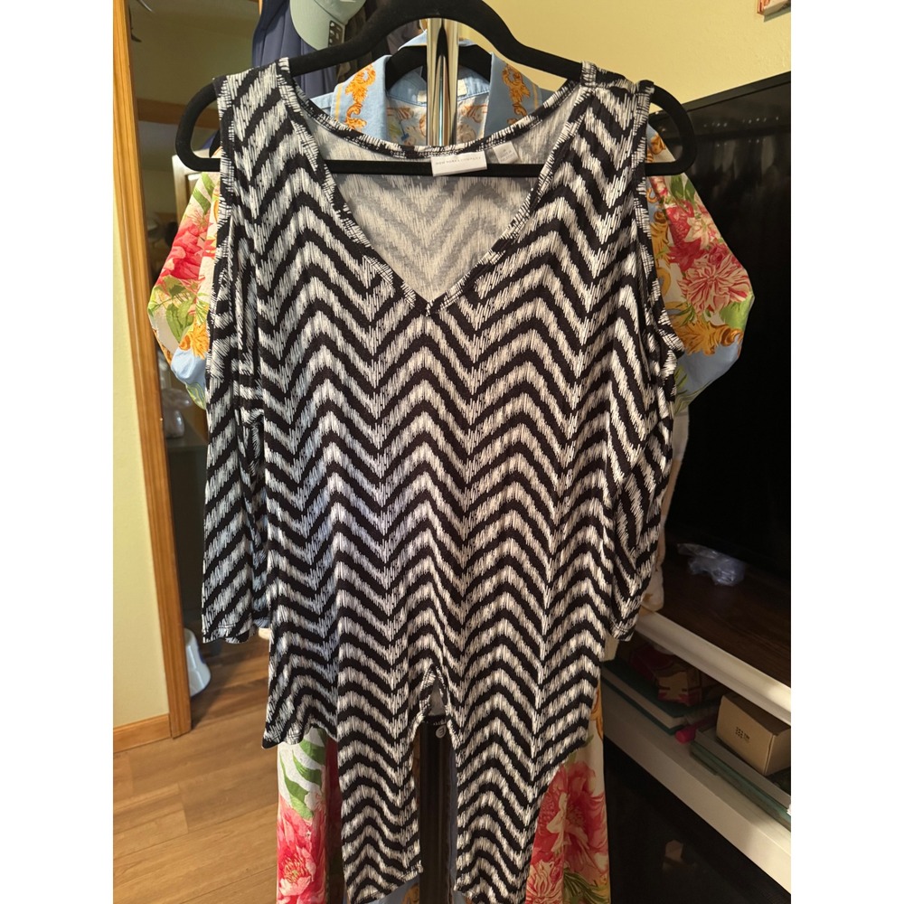 New York & Company Chevron Cold Shoulder Tie Front Top Black White Medium